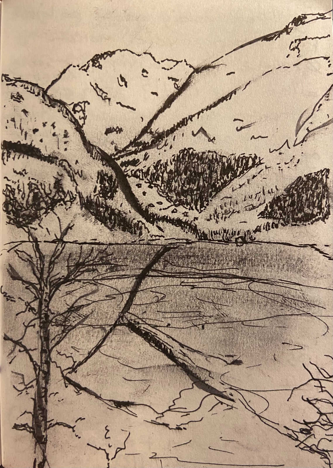 Blyantskisse av fjell og fjord sett fra et vindu.